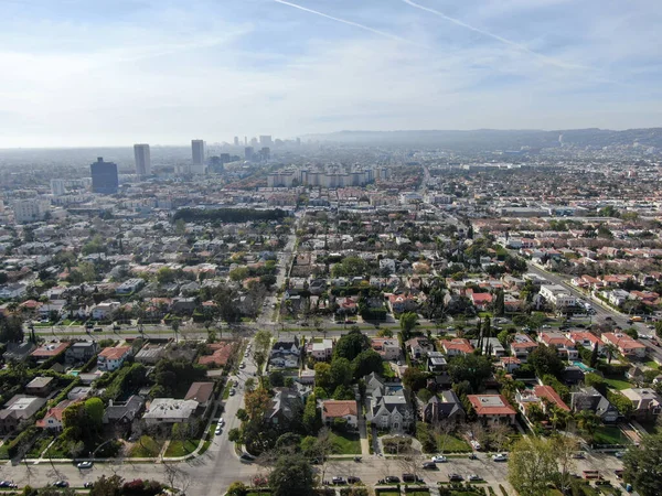 洛杉矶中部拥有大房子的富裕地区的空中景观 — 图库照片