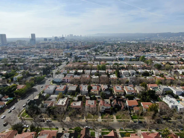 Los Angeles 'ın merkezinde büyük evleri olan zengin bir bölgenin havadan görünüşü. — Stok fotoğraf