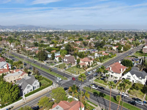 Vista aérea de la zona rica con grandes casas en el centro de Los Ángeles —  Fotos de Stock