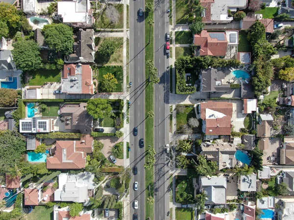 Vue aérienne du dessus de la zone riche avec de grandes maisons et une petite rue dans le centre de Los Angeles — Photo