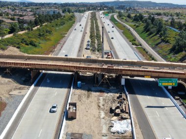 Köprü inşaatının hava görüntüsü otoyolu geçiyor.