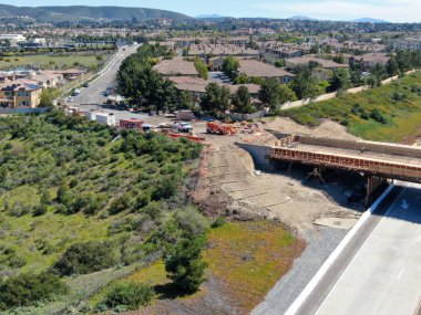 Köprü inşaatının hava görüntüsü otoyolu geçiyor.