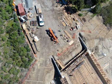 Köprü inşaatının hava görüntüsü otoyolu geçiyor.