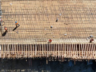 Köprü inşaatının hava görüntüsü otoyolu geçiyor.