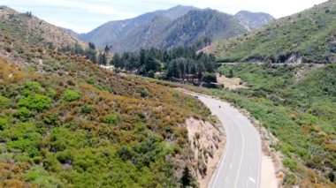 Asfalt yol, Angeles Ulusal Orman Dağı, Kaliforniya, Usa boyunca kıvrılır..