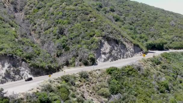 Camino de asfalto se dobla a través de Ángeles Bosques nacionales de montaña, California, EE.UU. . — Vídeos de Stock