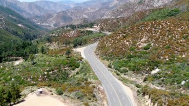 Asfalt yol, Angeles Ulusal Orman Dağı, Kaliforniya, Usa boyunca kıvrılır..