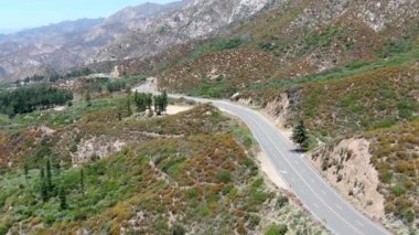 Asfalt yol, Angeles Ulusal Orman Dağı, Kaliforniya, Usa boyunca kıvrılır..