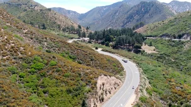 Άσφαλτος δρόμος στρίβει μέσα από Angeles National forests mountain, Καλιφόρνια, Usa. — Αρχείο Βίντεο