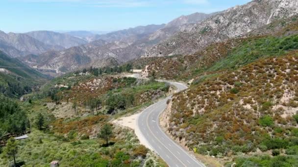 Camino de asfalto se dobla a través de Ángeles Bosques nacionales de montaña, California, EE.UU. . — Vídeo de stock