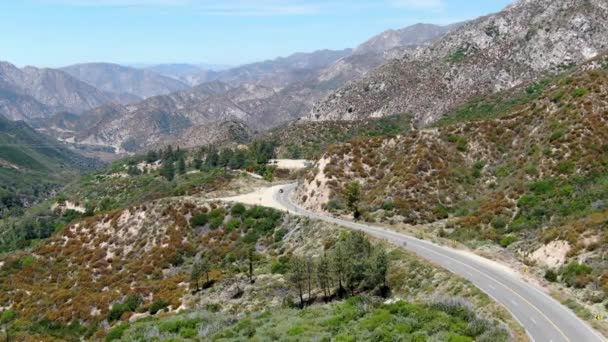Camino de asfalto se dobla a través de Ángeles Bosques nacionales de montaña, California, EE.UU. . — Vídeo de stock