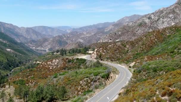Aszfalt út kanyarodik keresztül Angeles Nemzeti erdők hegy, Kalifornia, USA. — Stock videók