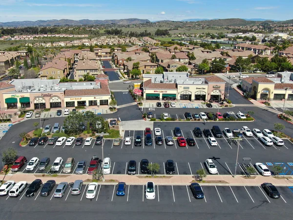 Vista aérea del pequeño centro comercial de la ciudad con supermercado, restaurante y estacionamiento para el coche . — Foto de Stock