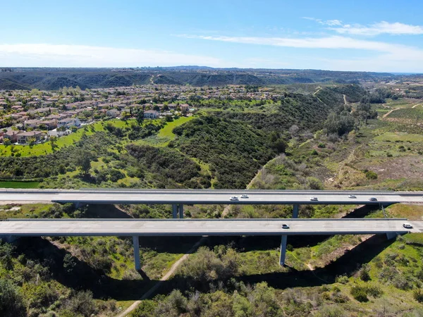 Вид з повітря на дорожній міст, віадук підтримує в долині серед зелених пагорбів — стокове фото