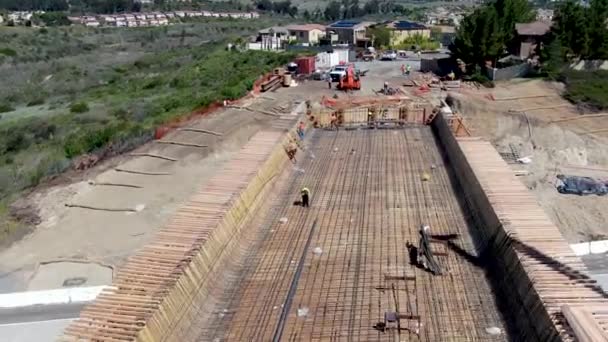 Letecký pohled na stavbu mostu přecházející dálnici — Stock video