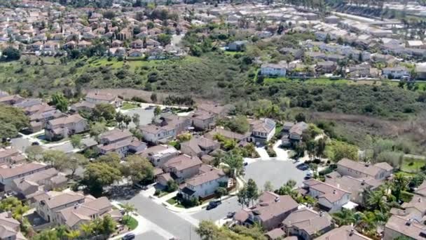 Luftaufnahme eines Wohnhauses in Torrey Higlands, San Diego, Kalifornien — Stockvideo