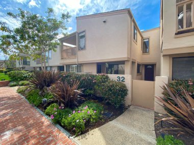 Tipik apartman kompleksi boyunca yürüme yolu boyunca temiz bahçe ve çimenler..