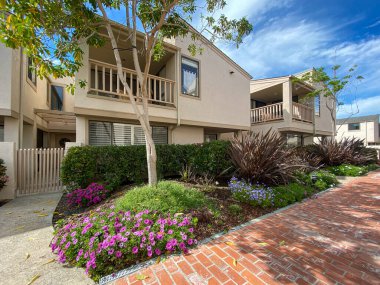 Tipik apartman kompleksi boyunca yürüme yolu boyunca temiz bahçe ve çimenler..