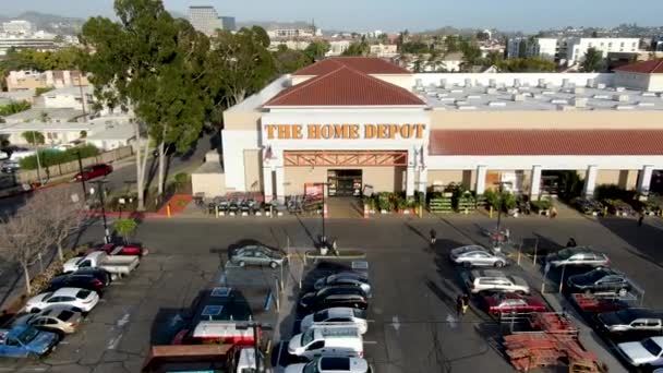 Vista aérea de la tienda Home Depot y estacionamiento en Los Ángeles, California, EE.UU. — Vídeo de stock