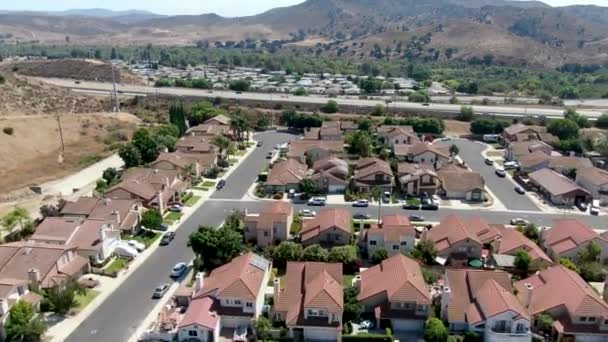 Luftaufnahme einer kleinen Nachbarschaft mit trockenem Wüstenberg im Hintergrund im Moorpark — Stockvideo