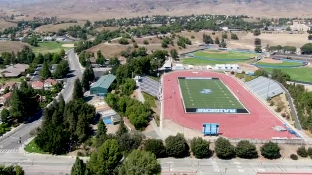 Légi kilátás Moorpark College sportpályák. Nyilvános közösségi főiskola Moorparkban — Stock videók