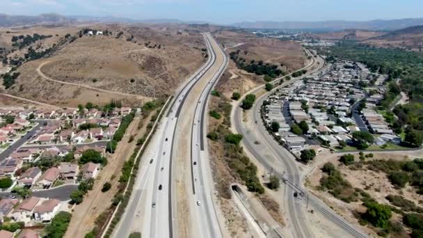 Vista aérea de la carretera que cruza el pequeño pueblo de Moorpark, California — Vídeos de Stock