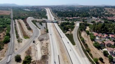 Moorpark, California 'da küçük bir kasabadan geçen otobanın havadan görünüşü