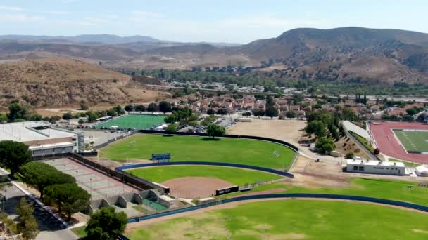 Letecký pohled na sportovní hřiště Moorpark College. Veřejná komunitní škola v Moorparku — Stock video