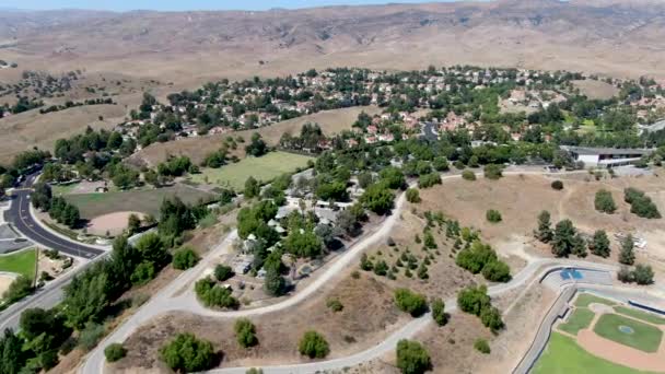 Luftaufnahme einer kleinen Nachbarschaft mit trockenem Wüstenberg im Hintergrund im Moorpark — Stockvideo