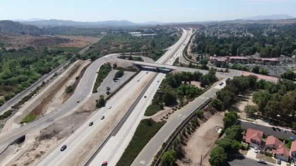 Letecký pohled na dálnici křižující městečko Moorpark, Kalifornie — Stock video