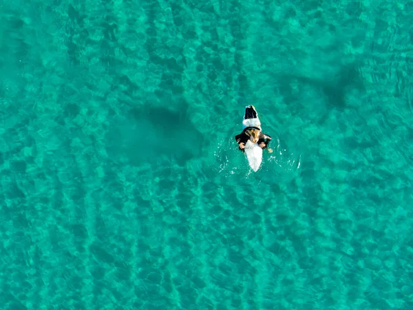 Légi kilátás szörfösök vár, evezés és élvezi hullámok egy gyönyörű kék víz — Stock Fotó