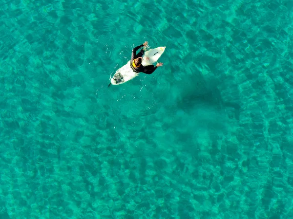 Güzel mavi bir suda sörfçülerin beklediği, kürek çektiği ve dalgaların tadını çıkardığı hava manzarası. — Stok fotoğraf