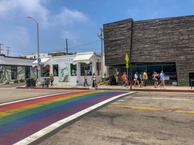 Abbot Kinney Bulvarı, Venedik, Los Angeles, Usa 'da gökkuşağı eşcinsel bayrağı yaya geçidi