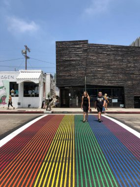 Abbot Kinney Bulvarı, Venedik, Los Angeles, Usa 'da gökkuşağı eşcinsel bayrağı yaya geçidi