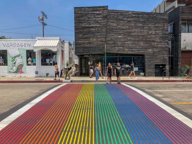 Abbot Kinney Bulvarı, Venedik, Los Angeles, Usa 'da gökkuşağı eşcinsel bayrağı yaya geçidi