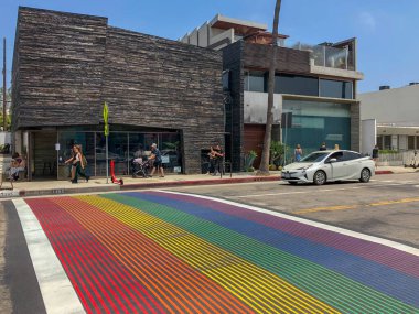 Abbot Kinney Bulvarı, Venedik, Los Angeles, Usa 'da gökkuşağı eşcinsel bayrağı yaya geçidi