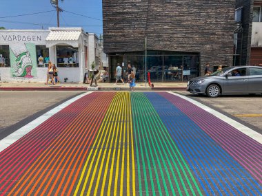 Abbot Kinney Bulvarı, Venedik, Los Angeles, Usa 'da gökkuşağı eşcinsel bayrağı yaya geçidi