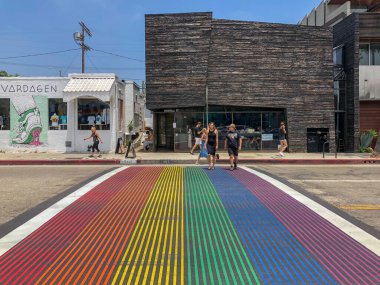 Abbot Kinney Bulvarı, Venedik, Los Angeles, Usa 'da gökkuşağı eşcinsel bayrağı yaya geçidi