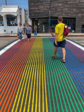 Abbot Kinney Bulvarı, Venedik, Los Angeles, Usa 'da gökkuşağı eşcinsel bayrağı yaya geçidi