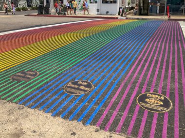 Abbot Kinney Bulvarı, Venedik, Los Angeles, Usa 'da gökkuşağı eşcinsel bayrağı yaya geçidi