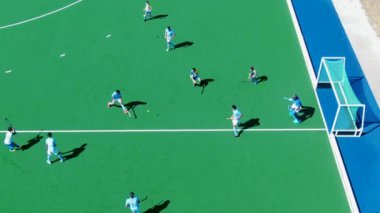 Moorpark Koleji 'ndeki oyuncularla çim hokeyinin hava manzarası