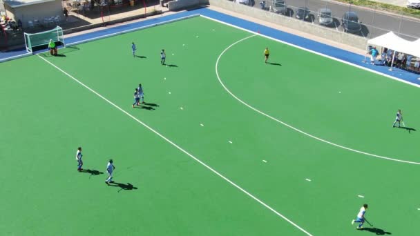 Vista aérea del hockey sobre hierba con jugadores del Moorpark College — Vídeos de Stock