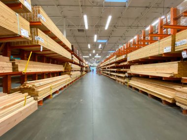 Home Depot mağazası reyonları. Ahşap bölüm