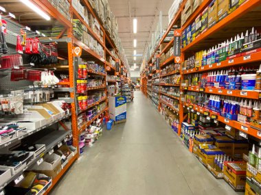 Home Depot mağazası bölüm koridorları.