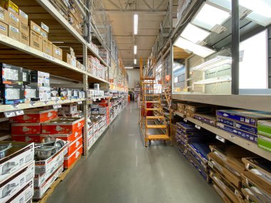 Home Depot mağazası bölüm koridorları.