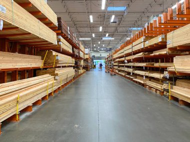 Home Depot mağazası reyonları. Ahşap bölüm