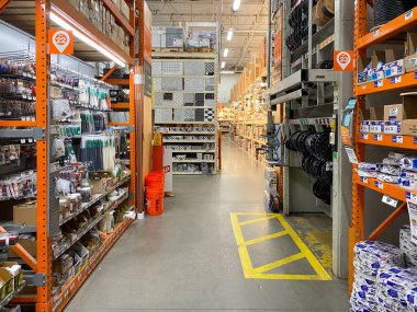 Home Depot mağazası bölüm koridorları.