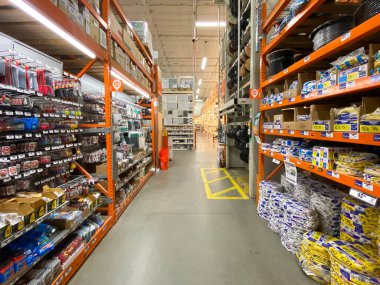 Home Depot mağazası bölüm koridorları.