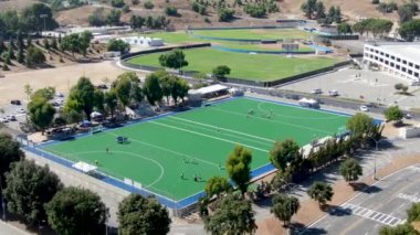 Moorpark Koleji 'ndeki oyuncularla çim hokeyinin hava manzarası