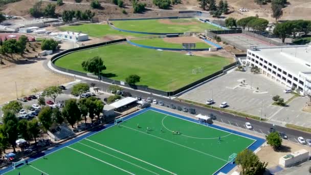 Vista aérea del hockey sobre hierba con jugadores del Moorpark College — Vídeos de Stock